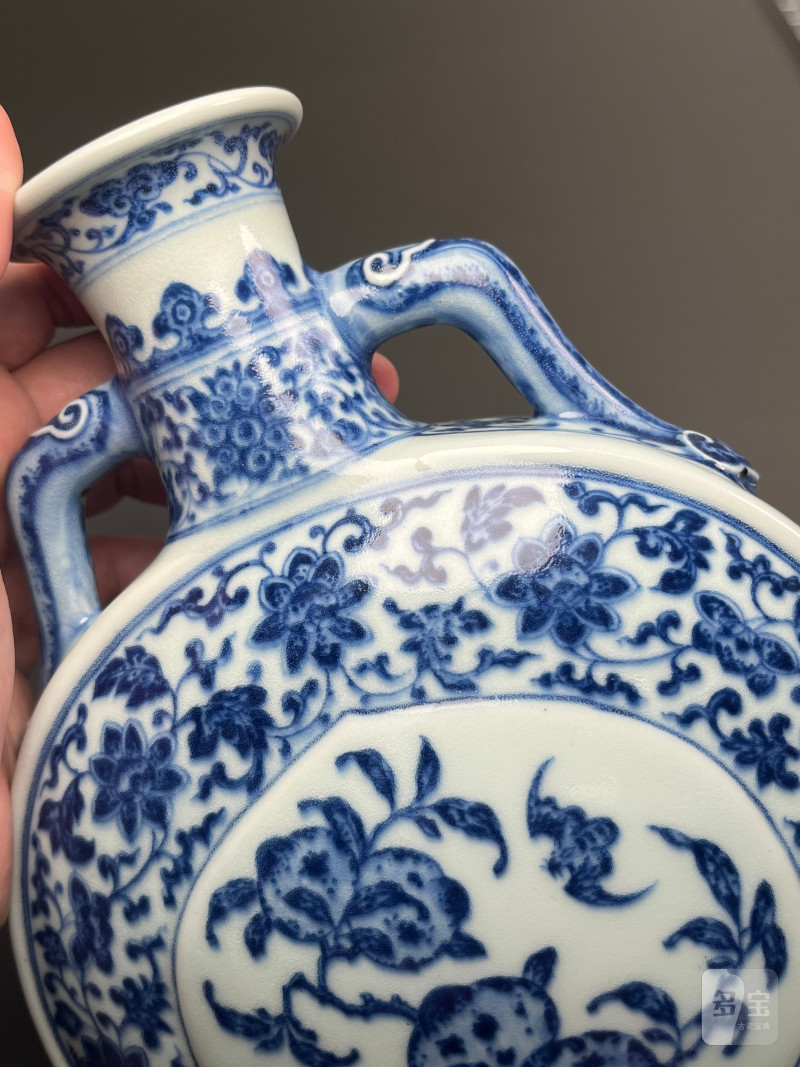 清乾隆  青花缠枝莲杏圆开光福寿纹双如意耳扁瓶 - 图27
